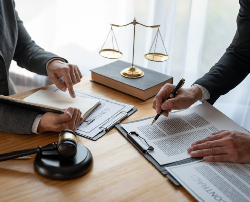 Lawyer,Legal,Advisor,,Businessman,Brainstorming,Information,On,Agreement,Details,Business
