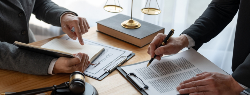 Lawyer,Legal,Advisor,,Businessman,Brainstorming,Information,On,Agreement,Details,Business