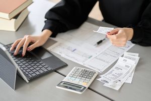women entering expenses