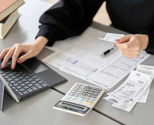 women entering expenses